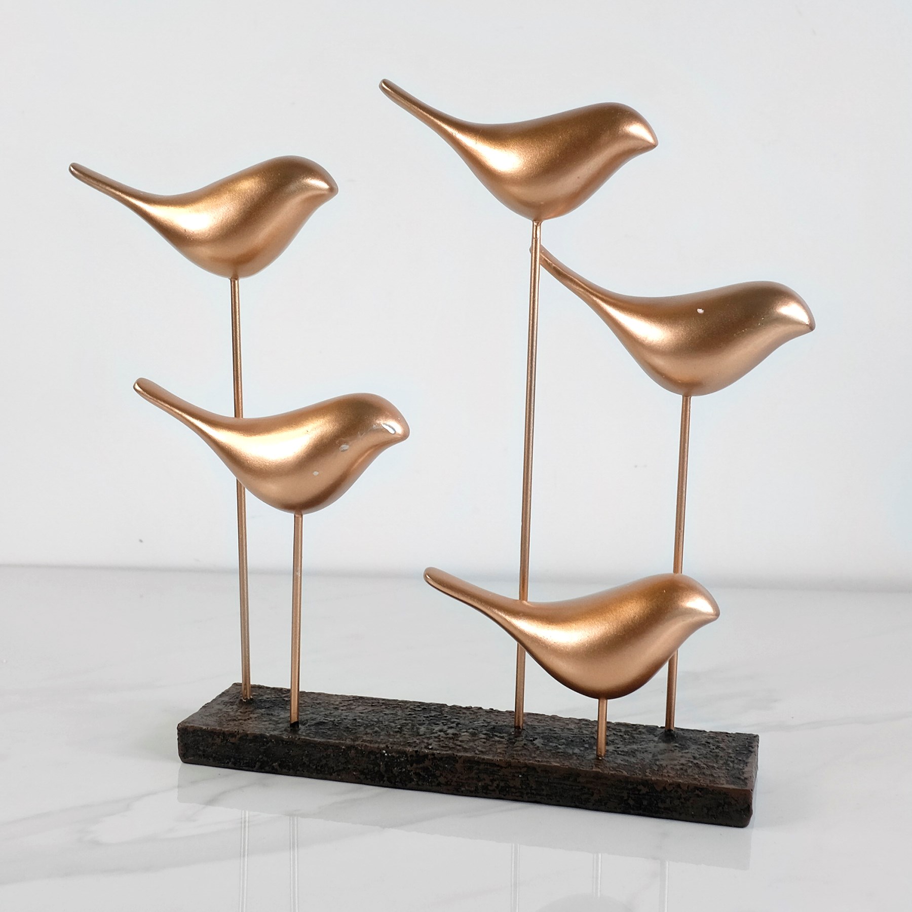 Image de Cinq oiseaux en or rose sur socle